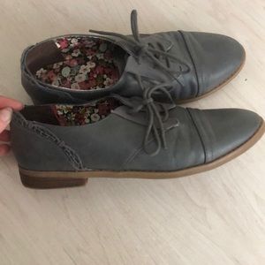 gray oxford shoes